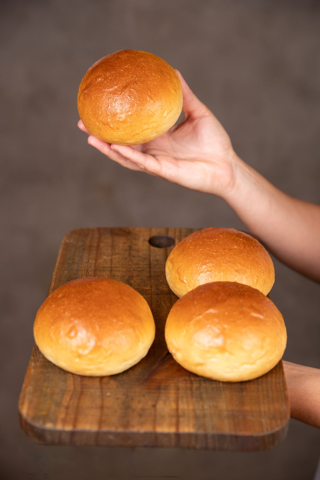 Brioche burguer dourado, brilhante por cima, ideal pra hambúrguer