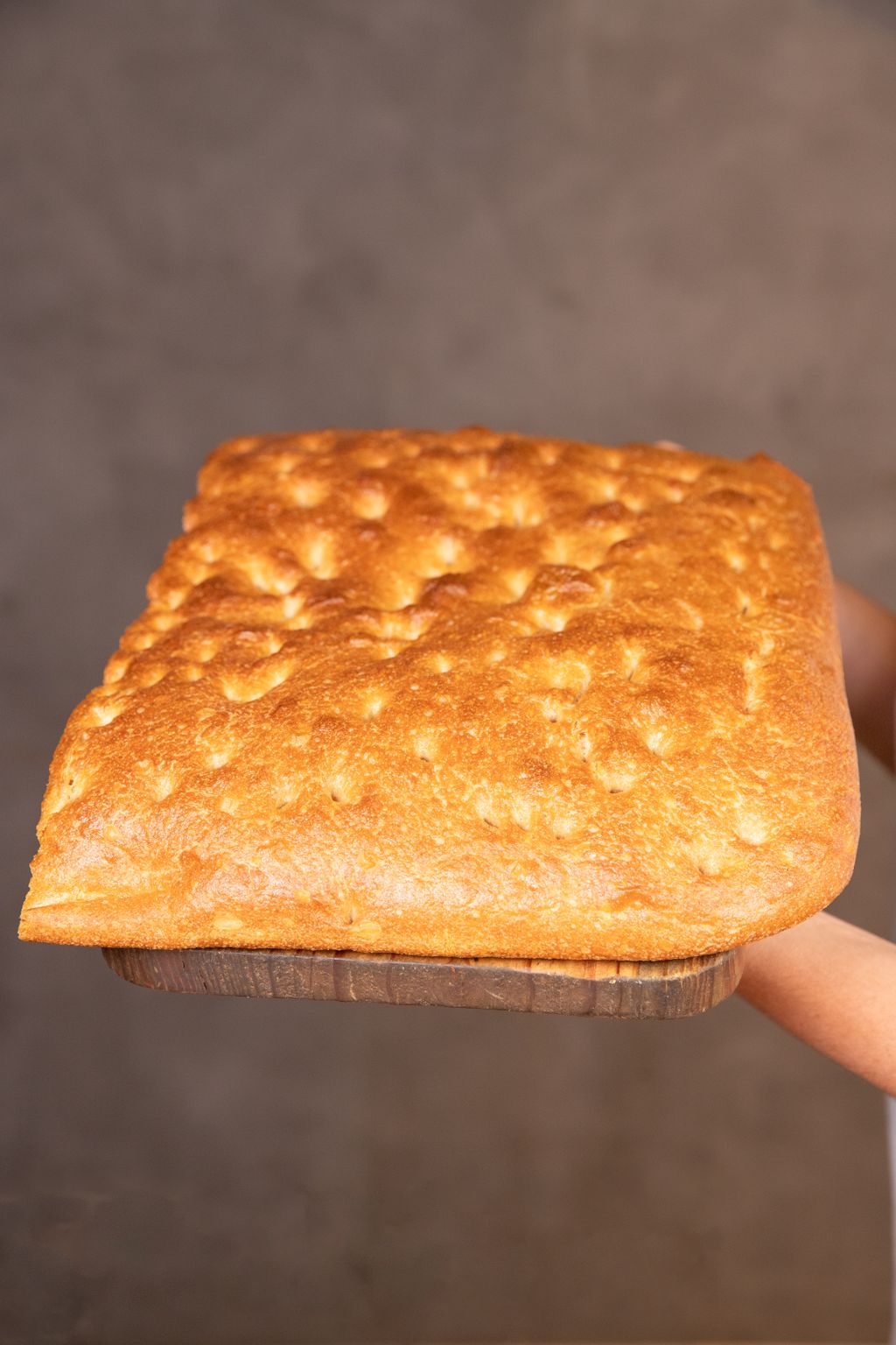 Focaccia em tabuleiro, dourada com azeite por cima