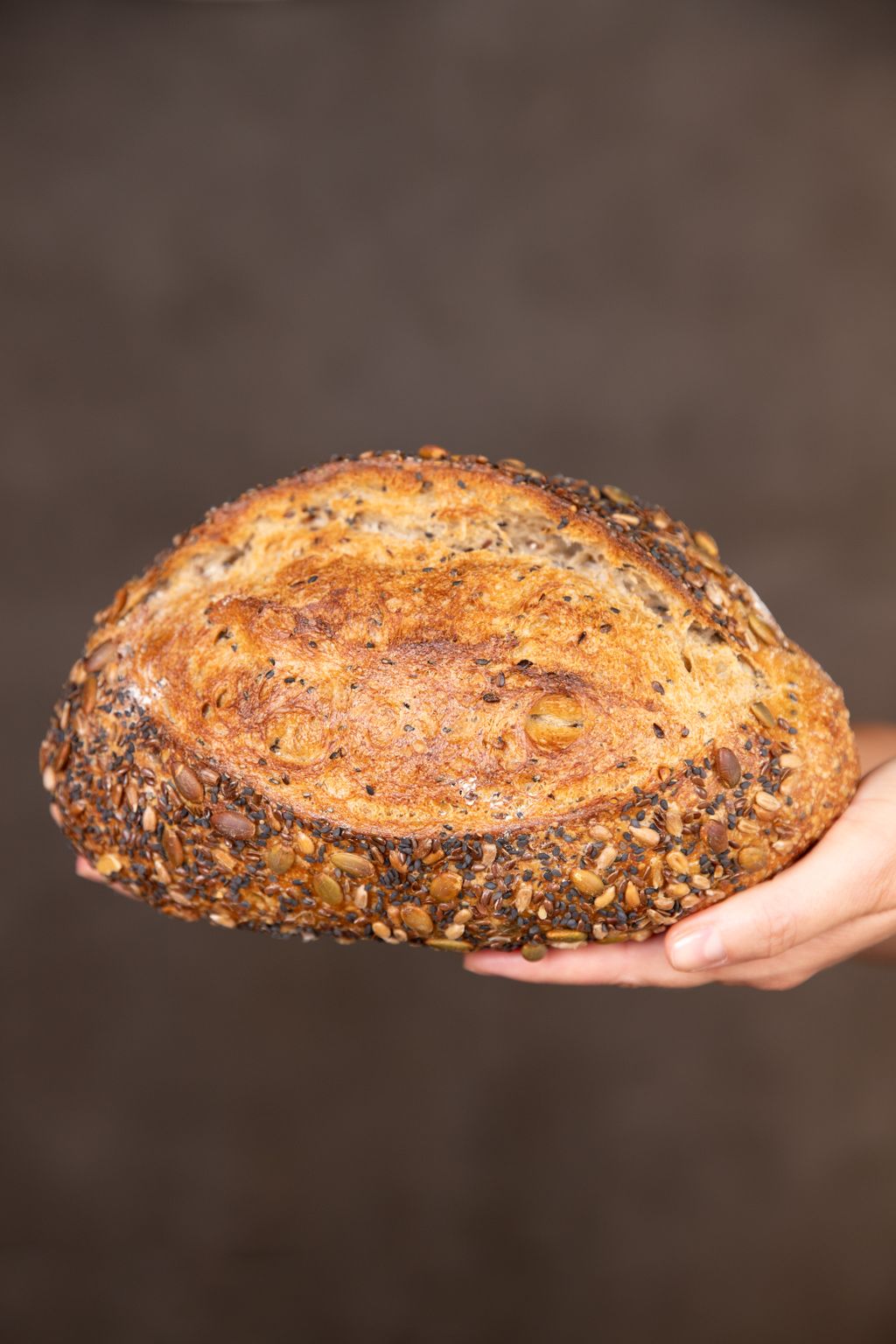 Pão de grãos de forma, fatiado, com sementes visíveis